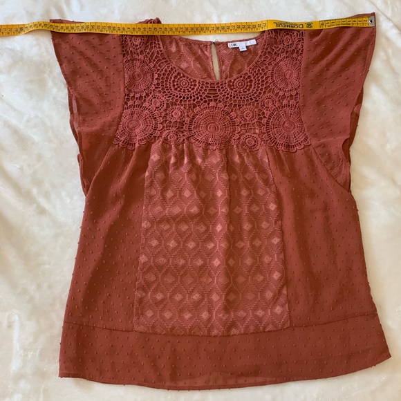 DR2 Crochet-like patterned blouse - Picture 6 of 10